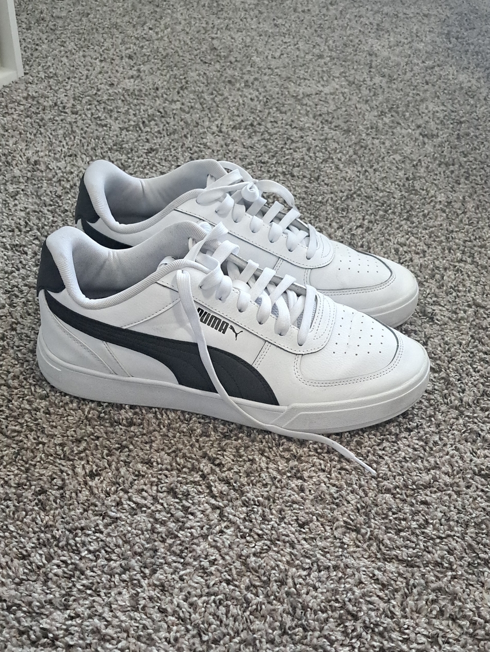 Puma White Sneakers with Dark Blue Side Formstrip